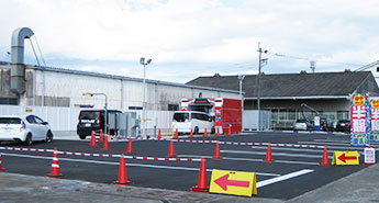 ドライブスルー洗車場